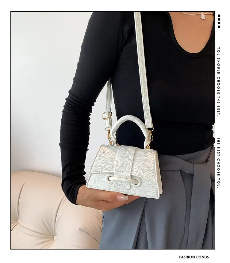 Weiße strukturierte Mini-Handtasche aus Kunstleder mit goldfarbenen Beschlägen und oberem Tragegriff aus der Ketten-Umhängetasche-Mini-Kollektion