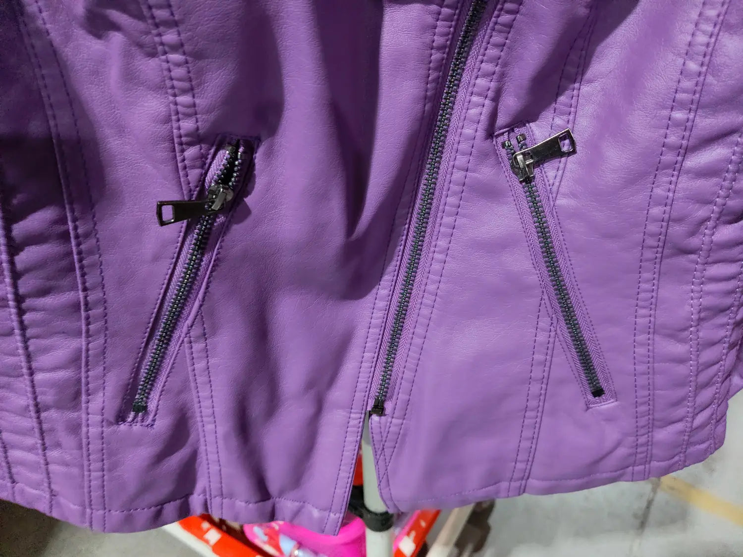 Lila Faux-Leder Slim Fit Damen-Motojacke mit schwarzen Reißverschlüssen und gesteppten Nähten, entworfen als Bikerjacke.