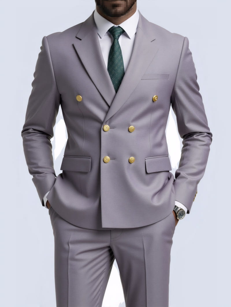 Costume gris non repassable à double boutonnage, élégant et ajusté, avec boutons à tonalité dorée et pantalons assortis.