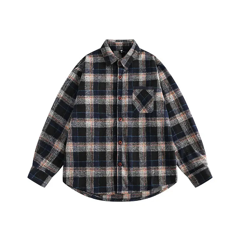 Ein japanisches Retro-Dunkelgrün-Karo-Flanellhemd mit klassischem Knopfverschluss, das sich durch sich kreuzende schwarze und beigetönte Streifen auszeichnet, die durch feine rote Linien akzentuiert werden.