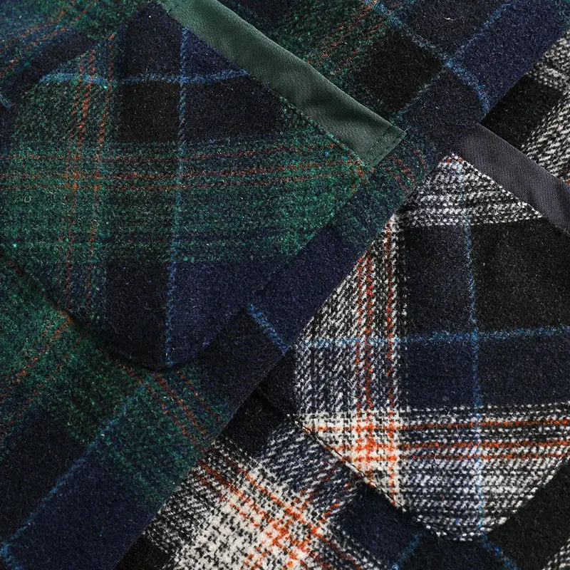 Dunkelgrüner und marineblauer Karowollmantel mit einem kontrastierenden Satinfutter im Taschenbereich, vorgestellt in einem Produkt für ein japanisches Retro-Dunkelgrün-Karo-Flanellhemd.
