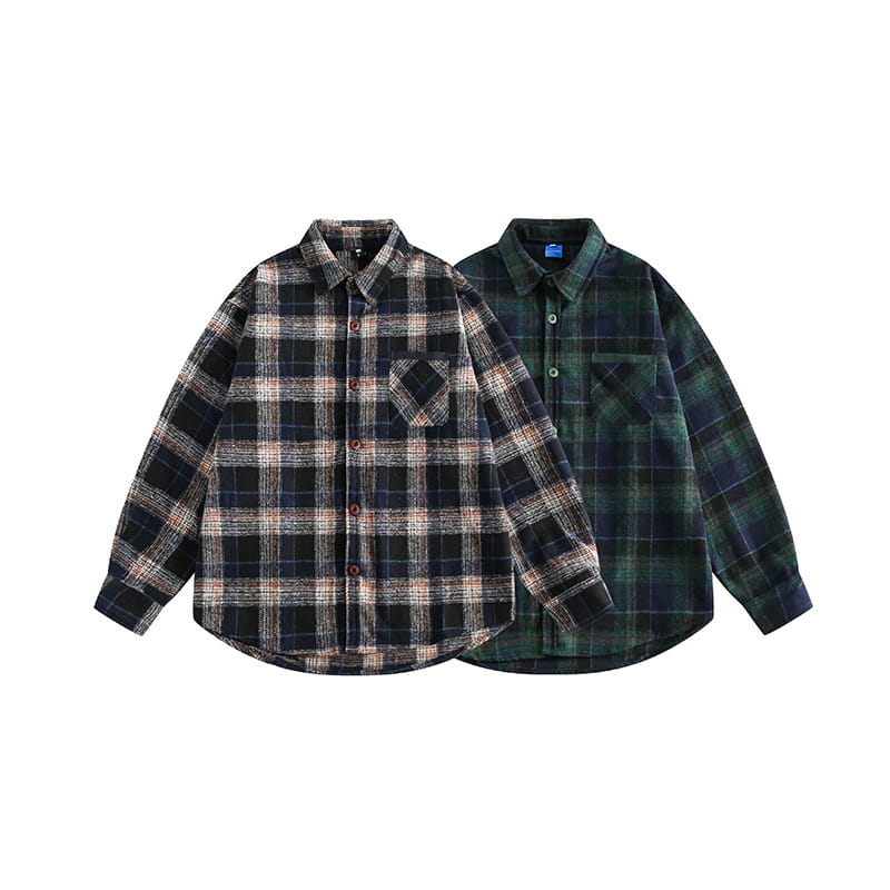 Zwei Flanellhemden mit einem Schwarz-Beige-Karamuster, roten Knöpfen und einem japanischen Retro-Dunkelgrün-Karo-Design aus weichem, warmem Stoff für den Freizeitgebrauch.