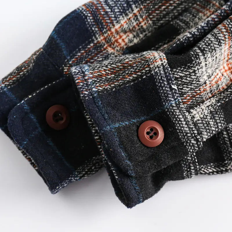 Japanisches Retro-Dunkelgrün-Karo-Flanellhemd mit einem Karomuster in Dunkelblau und Orange sowie braunen Knöpfen aus weichem Flanellmaterial.