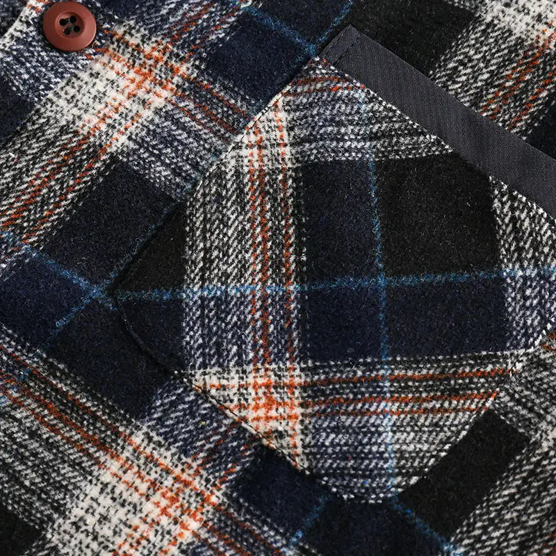 Ein japanisches Retro-Dunkelgrün-Karo-Flanellhemd aus marine-schwarzer-weißem Wolle mit Rosttönen und braunen Holzknöpfen.