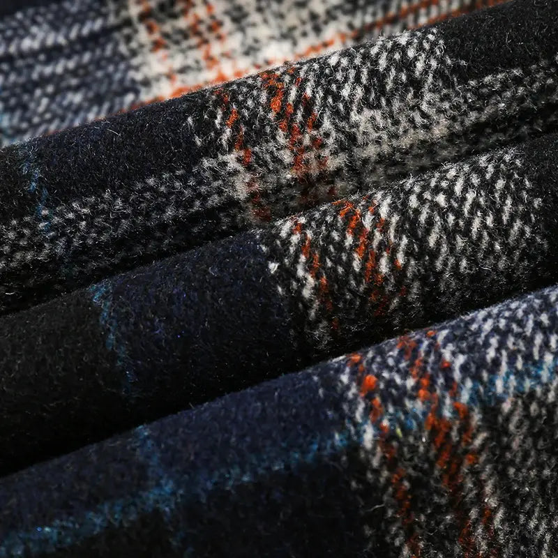 Ein gemütlicher, kräftiger Wollschal mit klassischem Karomuster in tiefem Marineblau, Schwarz, Weiß sowie Andeutungen von Orange und Teal, passend zu einem japanischen Retro-Dunkelgrün-Karo-Flanellhemd.