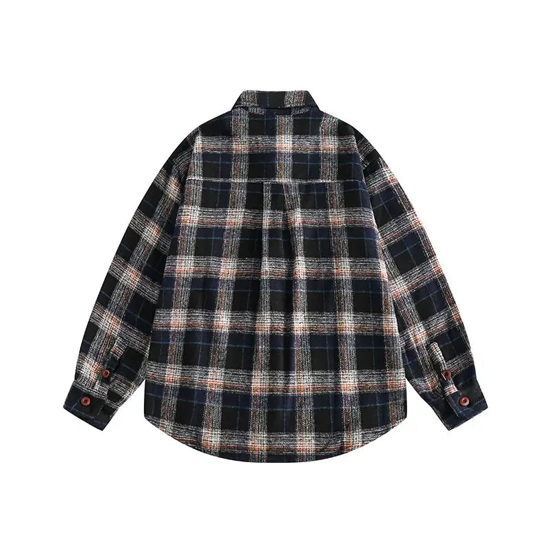 Flanellhemd im Schwarz-Weiß-Ton mit verhaltenem Rosakaromuster und klassischem Hemdkragen mit Knopfverschluss, aus weichem Material gefertigt; vorgestellt in der Kollektion „Japanese Retro Dark Green Plaid Flannel Shirt“.