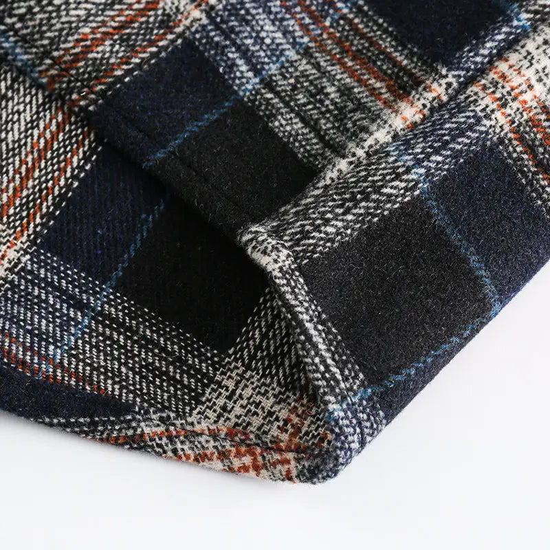 Japanisches Retro-Dunkelgrün-Karo-Flanellhemd aus dunkelblauem und schwarzem Wollstoff mit dezenten, weiß-orangen-blauen eingewebten Streifen.