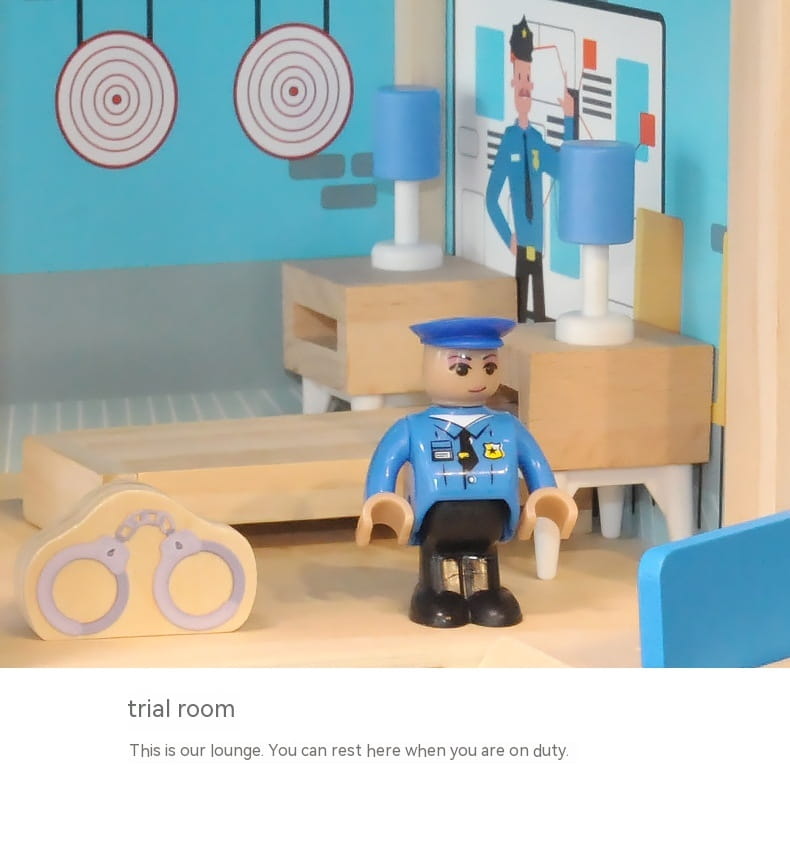 figurine de policier en plastique bleu avec chaussures noires et badge inclus, dans un jeu d’ensemble caserne de pompiers et poste de police en bois pour enfants