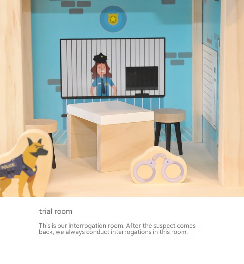 Jeu d’ensemble caserne de pompiers et poste de police en bois pour enfants, comprenant un jeu de chambre d’interrogatoire de police en bois avec des murs bleus, un officier de style dessin animé derrière des barreaux à l’écran, une table en bois, des tabourets, des menottes et une figurine de chien.