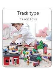 Jeu d’ensemble caserne de pompiers et poste de police en bois pour enfants, comprenant un circuit de train en bois avec des rails rouges et verts, des bâtiments miniatures et des figurines.