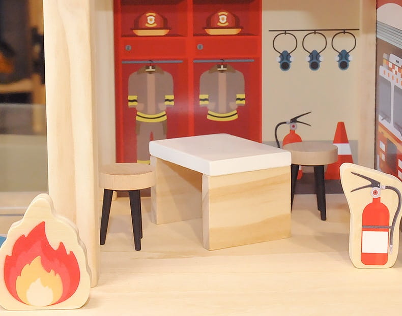 Jeu d’ensemble caserne de pompiers et poste de police en bois pour enfants, comprenant un jeu d’ensemble pour caserne de pompiers avec des accents rouges et beige, un équipement de pompier miniature en bois et du mobilier.