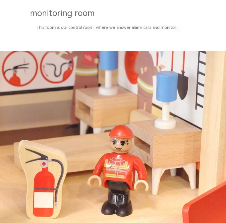 Un personnage de pompier-jouet en bois rouge et noir avec un casque rouge, provenant du jeu d’ensemble caserne de pompiers et poste de police en bois pour enfants.