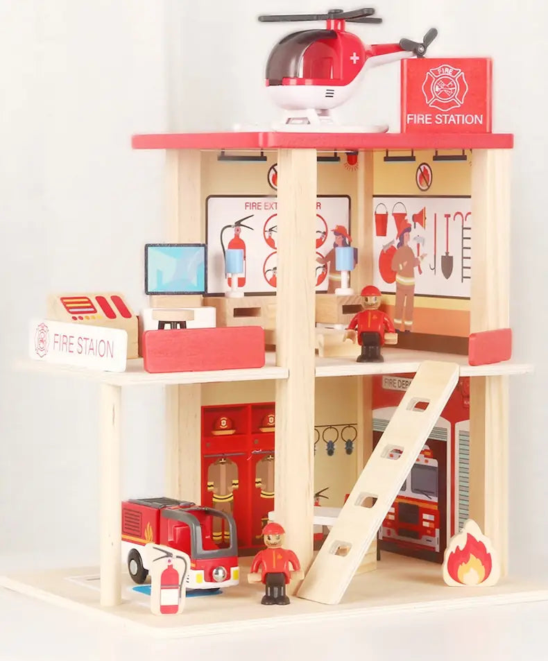 Jeu d’ensemble caserne de pompiers et poste de police en bois pour enfants, comprenant une caserne de pompiers en bois rouge et blanc avec un intérieur détaillé, des figurines miniatures de pompiers, un camion-jouet rouge et un hélicoptère sur le dessus.