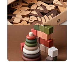 Jeu d’ensemble caserne de pompiers et poste de police en bois pour enfants, comprenant des anneaux empilables en bois, aux tons naturels, disposés avec soin sur une surface en bois.