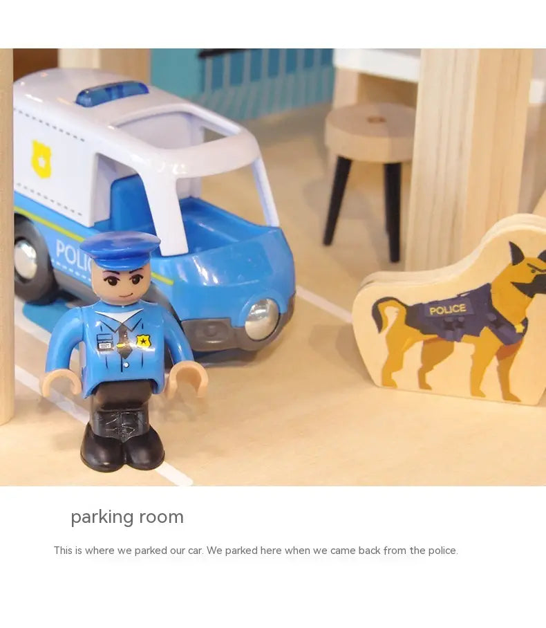 Figurine de policier-jouet en plastique bleu avec un chapeau bleu assorti et des bottes noires, provenant du jeu d’ensemble caserne de pompiers et poste de police en bois pour enfants.