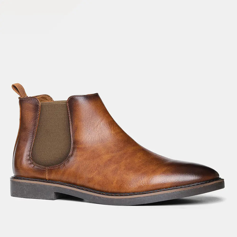 Herren wasserdichter Leder-Chelsea-Boot in Braun mit kontrastierendem olivgrünem elastischem Seitenpaneel und dunkelbrauner Gummisohle.