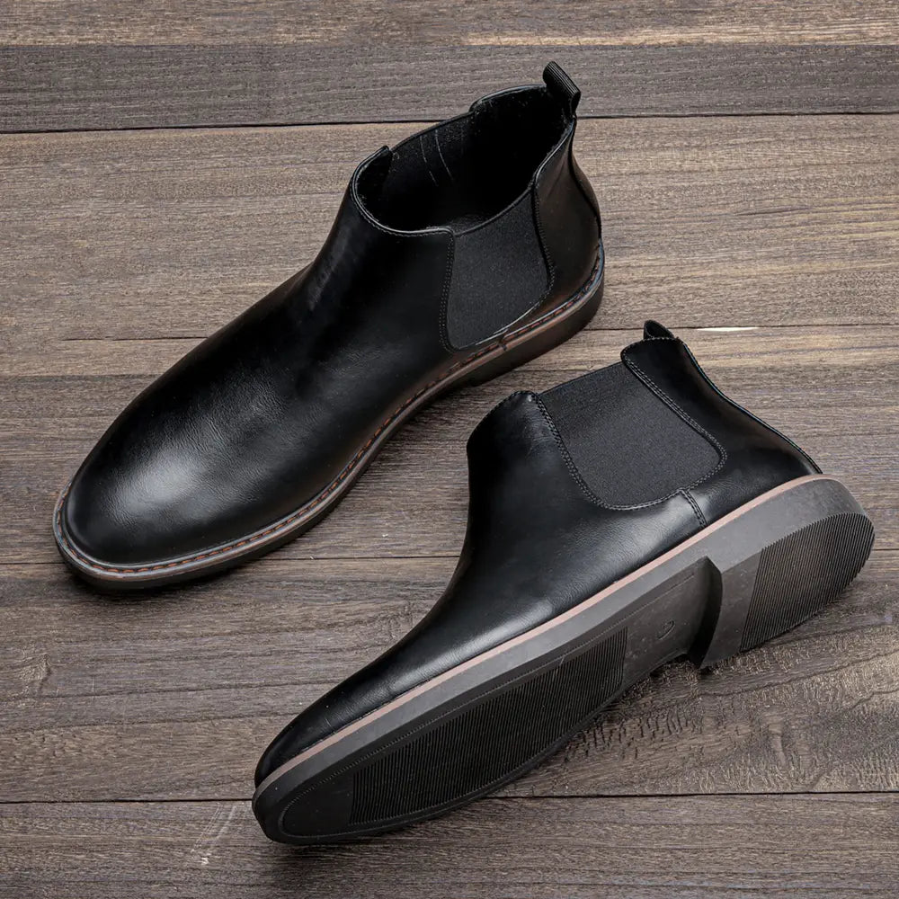Herren wasserdichte schwarze Leder-Chelsea-Boots mit elastischen Seitenpaneelen und einer kontrastierenden hellgrauen Gummisohle.