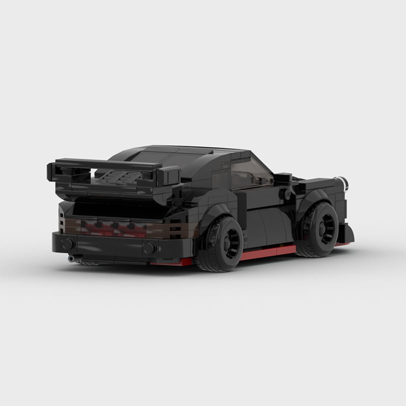 Modèle de voiture de sport Porsche 911 Rwb construit en LEGO noir avec des accents rouges sur le dessous de caisse et les feux arrière, présenté depuis l’arrière.