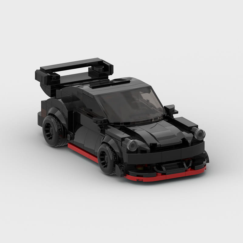 Modèle de voiture de vitesse Porsche 911 Rwb en LEGO noir et rouge, avec une conception aérodynamique élégante et un aileron arrière proéminent, présenté depuis l’arrière.