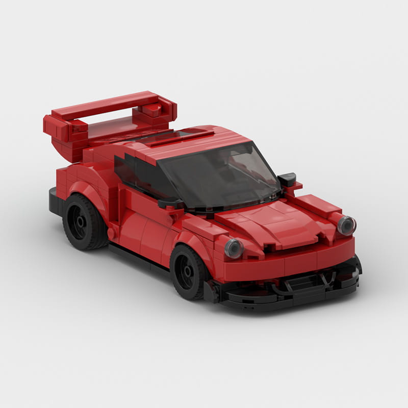 Modèle de voiture de sport Porsche 911 Rwb construit en LEGO rouge, avec des roues noires et un aileron arrière proéminent, présenté depuis l’arrière.