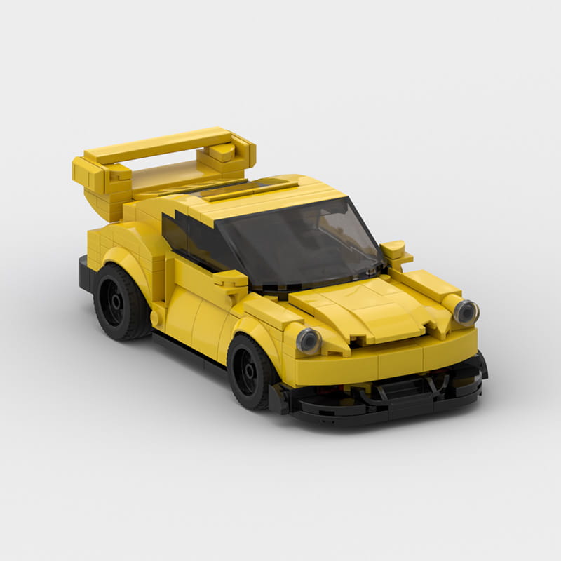 Modèle de voiture de vitesse Porsche 911 Rwb en briques de construction LEGO jaune éclatant, avec un aileron arrière noir et des roues, des phares détaillés et une conception aérodynamique élégante.