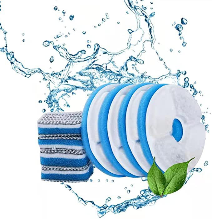 Cartuchos filtrantes de agua multicapa azul y blanco junto a una pila de almohadillas de fregado gris azulado y negro, diseñadas para la fuente de agua para gatos automática con dispensador de mascotas de acero inoxidable.