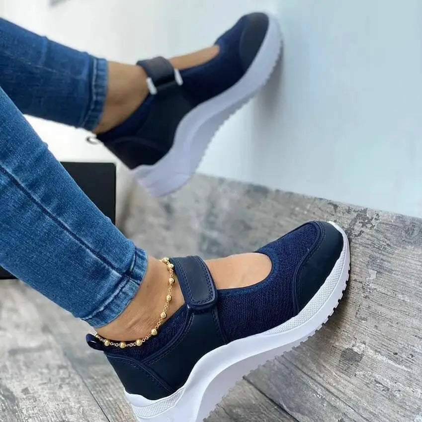 Baskets plateforme en mesh bleu marine pour femmes, semelles blanches et détail de fermeture velcro, conçues pour un usage décontracté : baskets plateforme en mesh pour femmes avec fermeture velcro et chaussures décontractées.