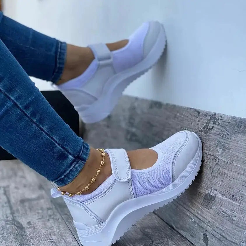 Baskets plateforme en mesh pour femmes blanches avec fermeture velcro, conçues pour un usage décontracté
