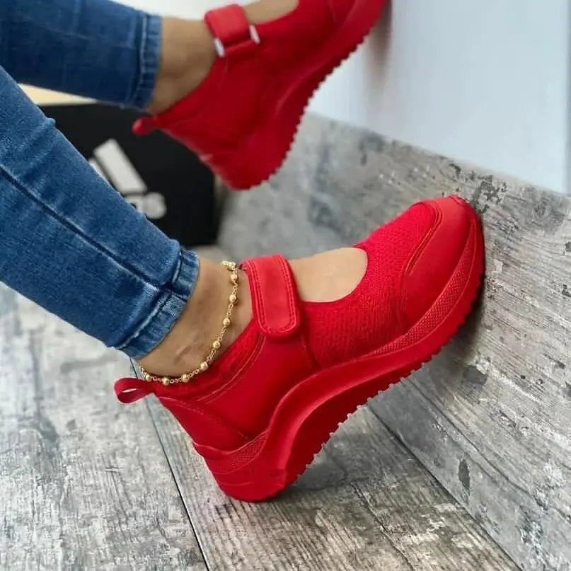 Baskets plateforme en mesh rouges vives pour femmes, avec fermeture velcro et design découpé, pour un usage décontracté.