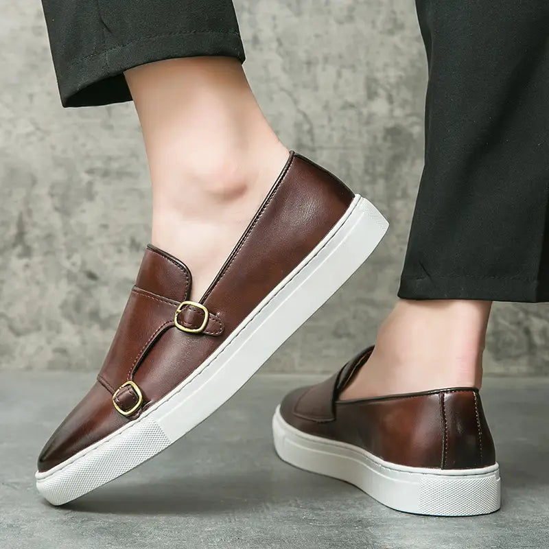 Baskets en cuir pour homme style business casual à double boucle en style mocassin enfîlable marron, avec boucles ton or et semelles extérieures en caoutchouc blanc.