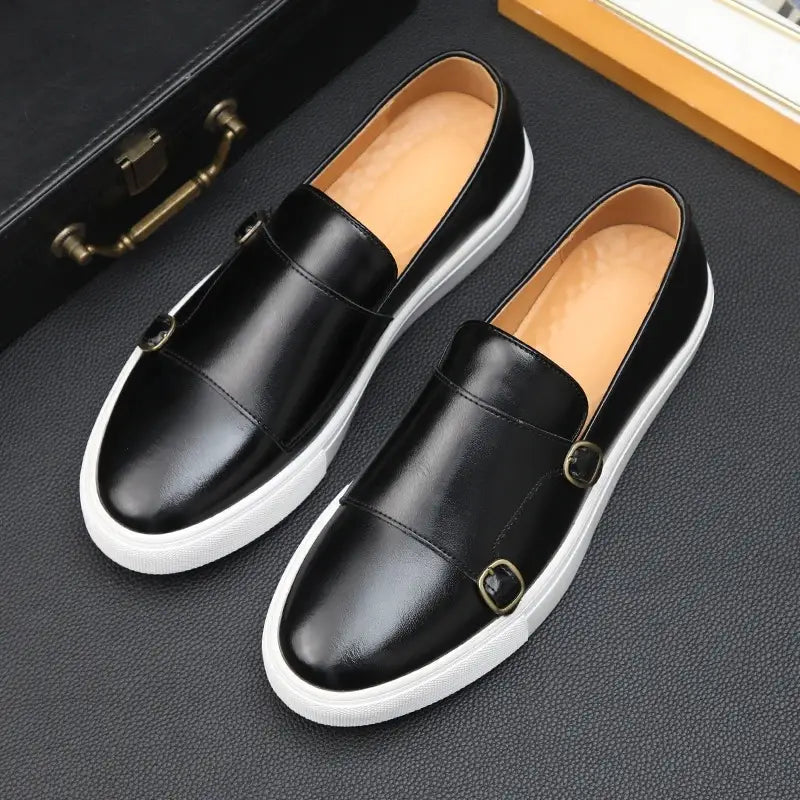 Baskets en cuir pour homme style business casual à double boucle en noir, avec semelles en caoutchouc blanc et détails de boucle ton or.