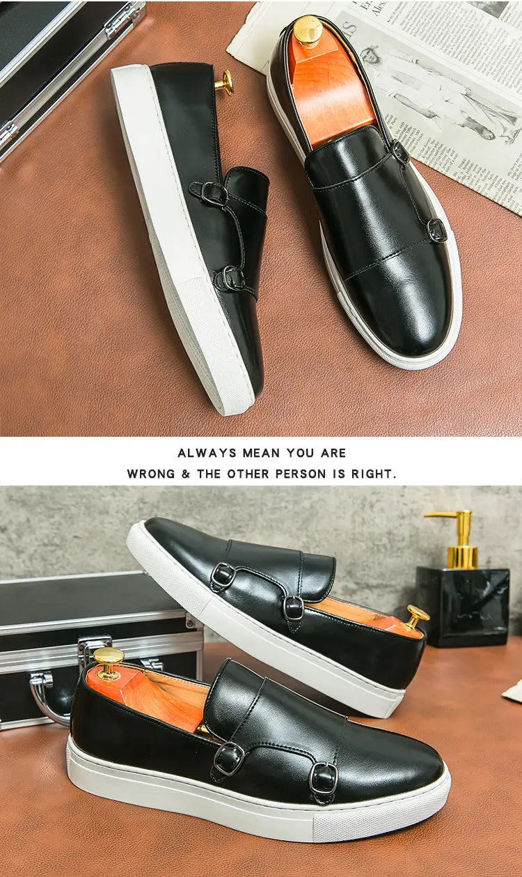 Baskets en cuir pour homme style business casual à double boucle en cuir noir, avec semelles blanches et détails de boucle ton or.