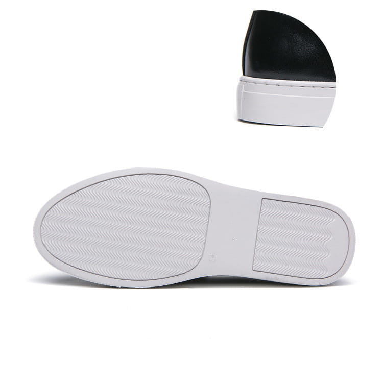 Baskets en cuir pour homme style business casual à double boucle en noir et blanc, avec tige en cuir lisse et semelle en caoutchouc texturée.