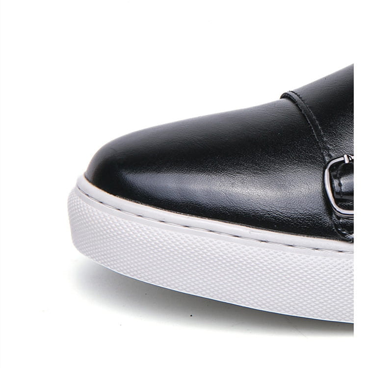 Baskets en cuir pour homme style business casual à double boucle en cuir noir enfîlable, avec une semelle en caoutchouc blanc et un détail de boucle argentée.