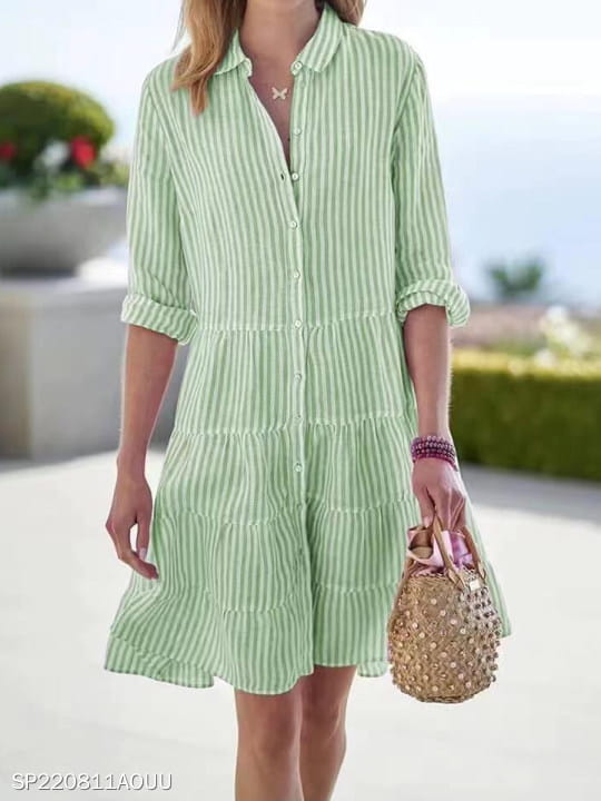 Robe chemise à volants étagés rayée verticalement vert clair et blanc, avec col à revers et manches retroussées.