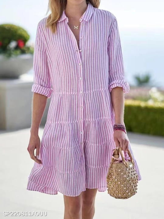 Robe chemise à volants étagés rayée verticalement rose et blanc, avec col à revers et manches retroussées.