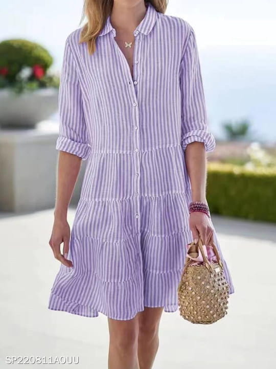 Robe chemise à volants étagés rayée verticalement lilas et blanc, avec col à revers et manches retroussées.