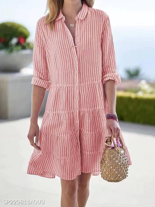 Robe chemise à volants étagés rayée verticalement rose et blanc, avec col à revers et manches retroussées.