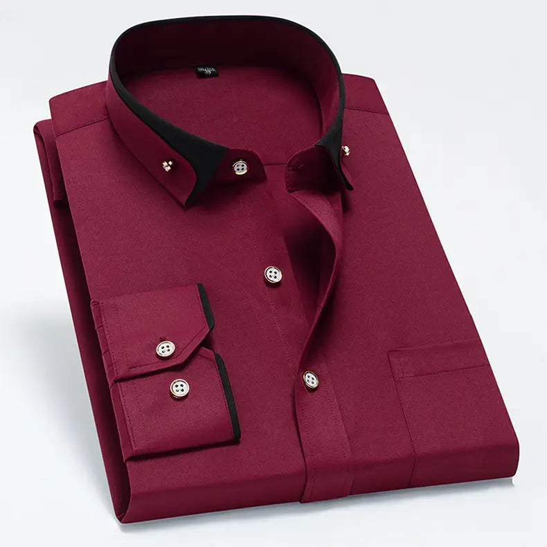 Ein bordeauxrotes Herren Stretch-Anzughemd mit Kontrastkragen, mit schwarzem Kragen und Manschetten sowie silberfarbenen Knöpfen.
