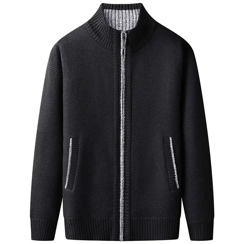 Herren-Cardigan mit Strukturstrick und Reißverschluss in Schwarz, mit geripptem Kragen und Bündchen sowie silbernem Reißverschluss-Besatz entlang der Vorderseite und der Taschen.