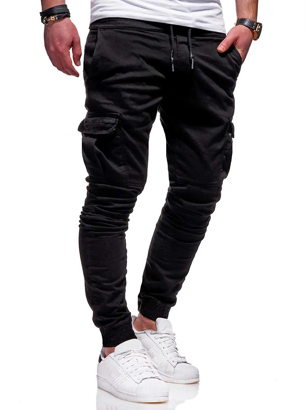 Joggers cargo pour homme en noir, pantalons de sport décontractés, avec plusieurs poches latérales et une ceinture à cordon de serrage pour un maintien confortable et un usage pratique