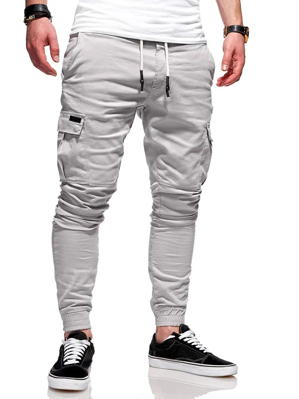 Joggers cargo pour homme en gris clair, pantalons de sport décontractés, avec des poches latérales style cargo et une ceinture à cordon de serrage, pour un confort ajustable.