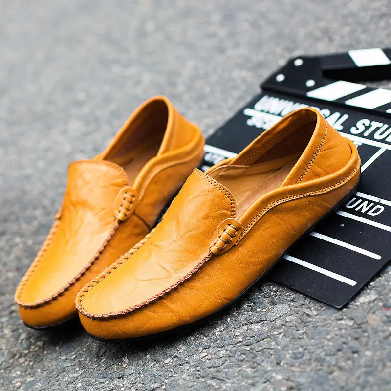 Herren-Lederschlupf-Loafer in Hellbraun mit einer strukturierten Oberfläche und gestickten Details.