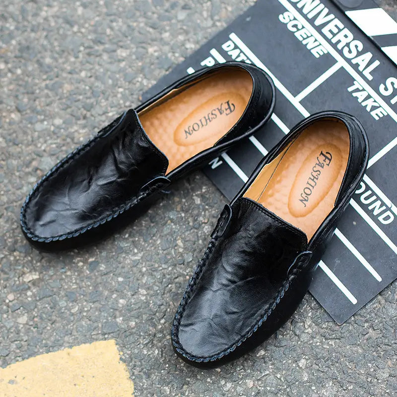 Schwarze Lederschlupf-Loafer für Herren mit strukturierter Oberfläche und detaillierten Ziernähten, entworfen im Mokassin-Stil.