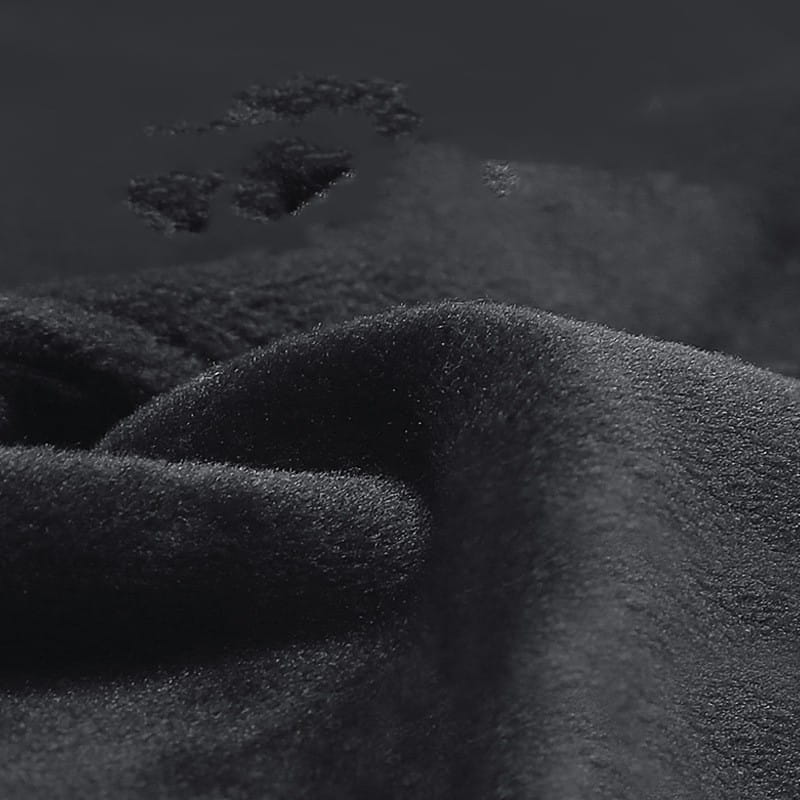 Gants de cyclisme pour écran tactile en tissu noir doux et duveteux en polaire, gants de sport coupe-vent, avec une surface légèrement duveteuse et texturée.