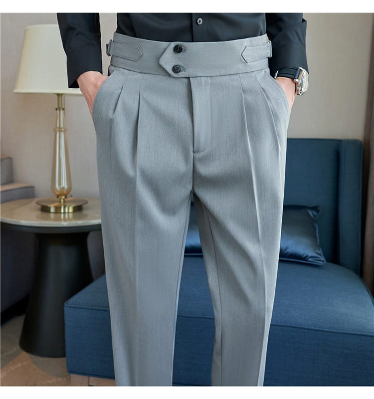 Men’s pleated drape casual trousers in light gray with a structured waistband featuring two black buttons and decorative flap details.