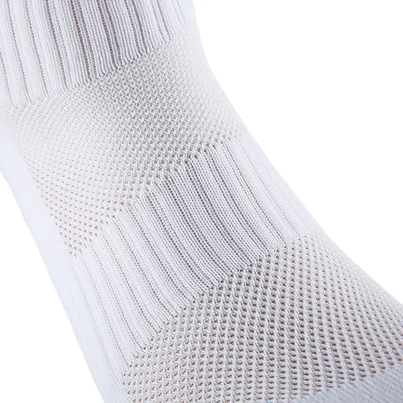Chaussette de football antidérapante blanche comportant des panneaux en maille respirante et des finitions en tricot côtelé pour un confort et une performance améliorés