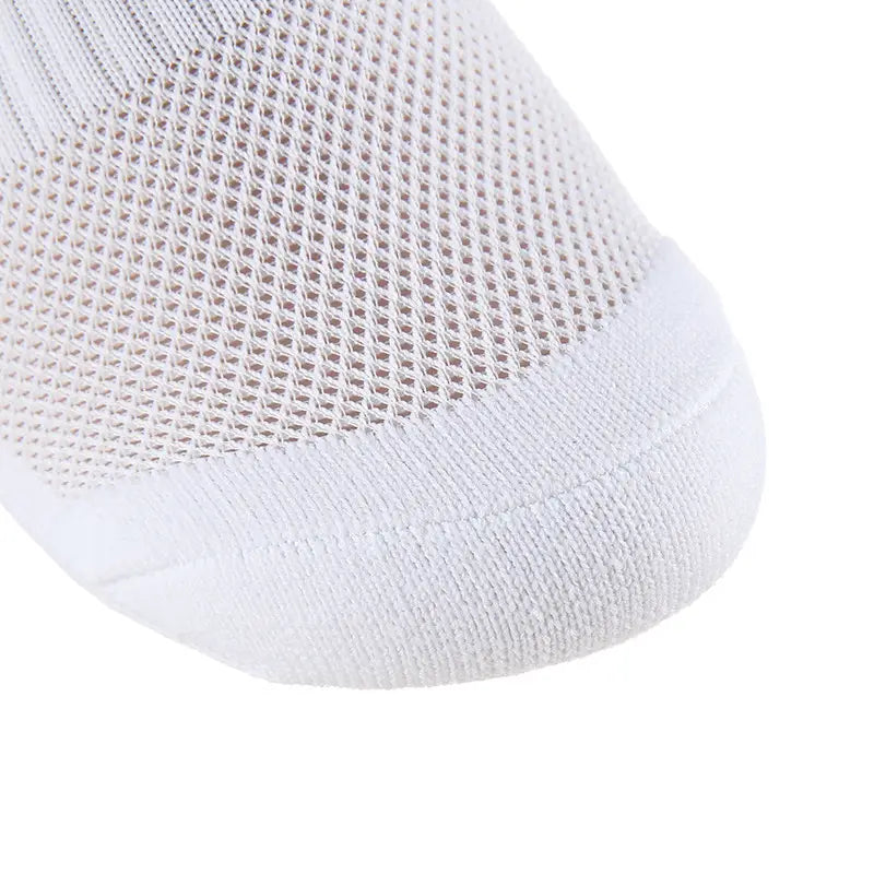 Chaussette de football antidérapante blanche avec tige en maille respirante et bout en tricot solide conçu pour un usage athlétique.