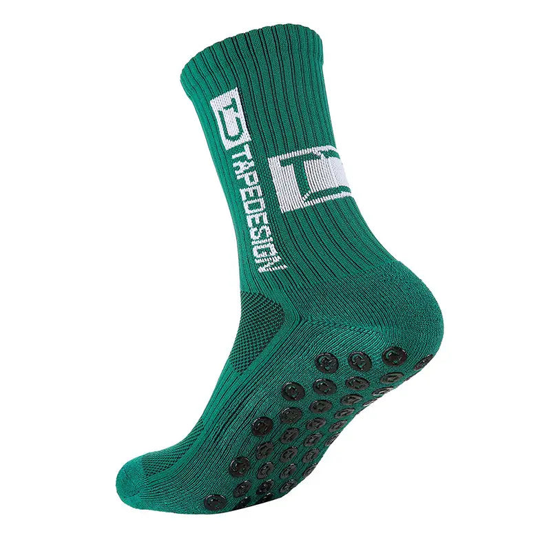 Chaussettes de football antidérapantes dotées d’un design de ruban vert avec des pastilles texturées noires sur la semelle et d’un logo blanc au niveau de la manchette.