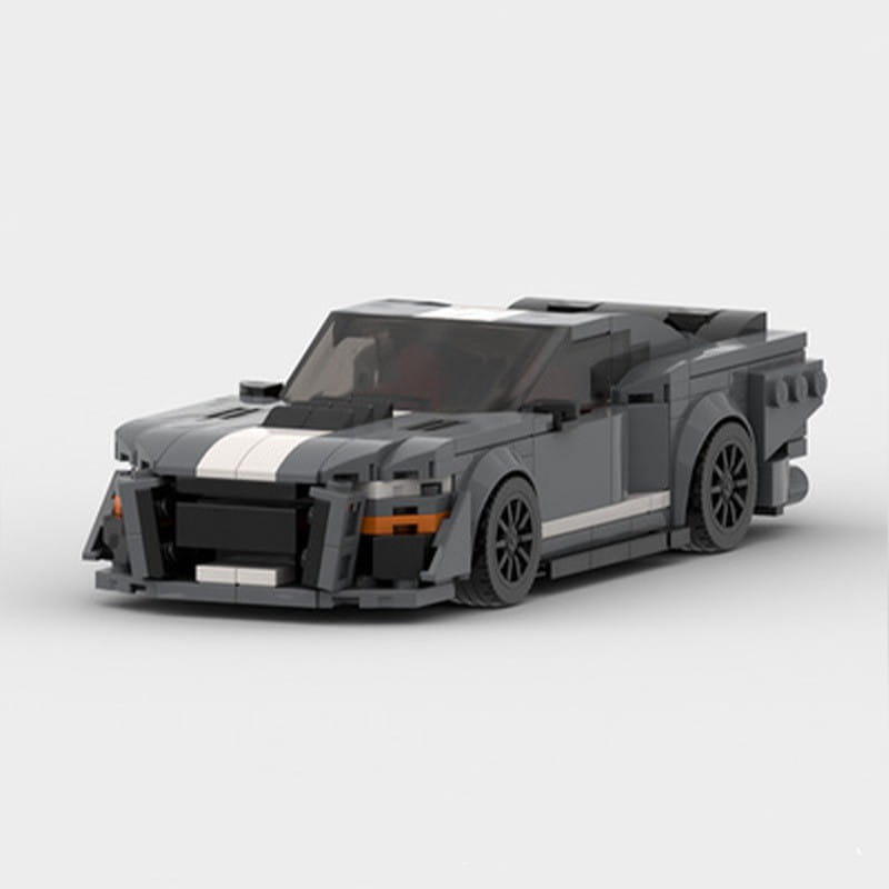 Une voiture de sport Ford Mustang Shelby GT500 construite en LEGO gris, avec des bandes de course blanches et des accents orange, conçue pour des blocs de construction de course.